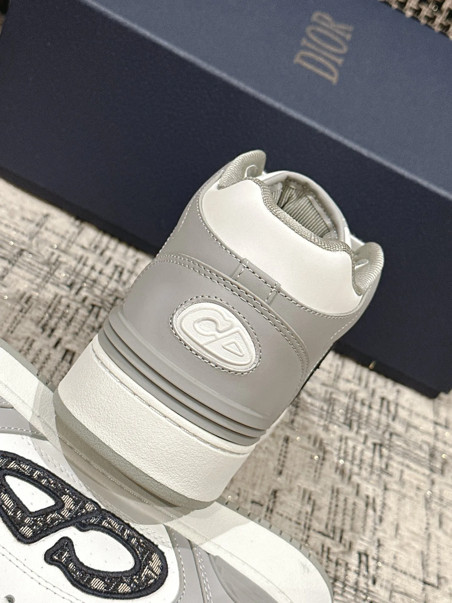 👟👟Ex-factory price 680👟👟. Dior 2024 model B57 popular casual shoe mid-top version, couple model, original explosion-proof one-to-one perfect reproduction, craftsmanship details in place, original customized materials, awesome, latest element combination, fashionable and casual personality, versatile Fabric: original fabric cowhide, mesh, electric embroidery plus 3D printing Inner: imported breathable mesh feet: original molding pad outsole: original one-to-one mold opening T👟👟Ex-factory price U Size: women’s size 35-40~men’s size 39-45
